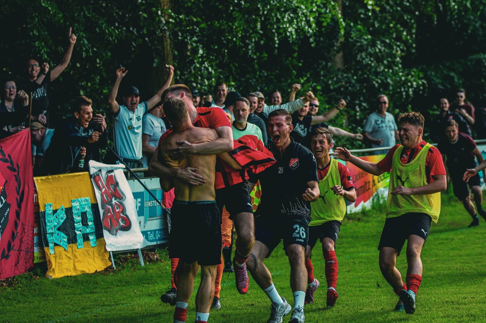 Fußballspieler feiern vor den eigenen Fans das Siegtor zur Meisterschaft