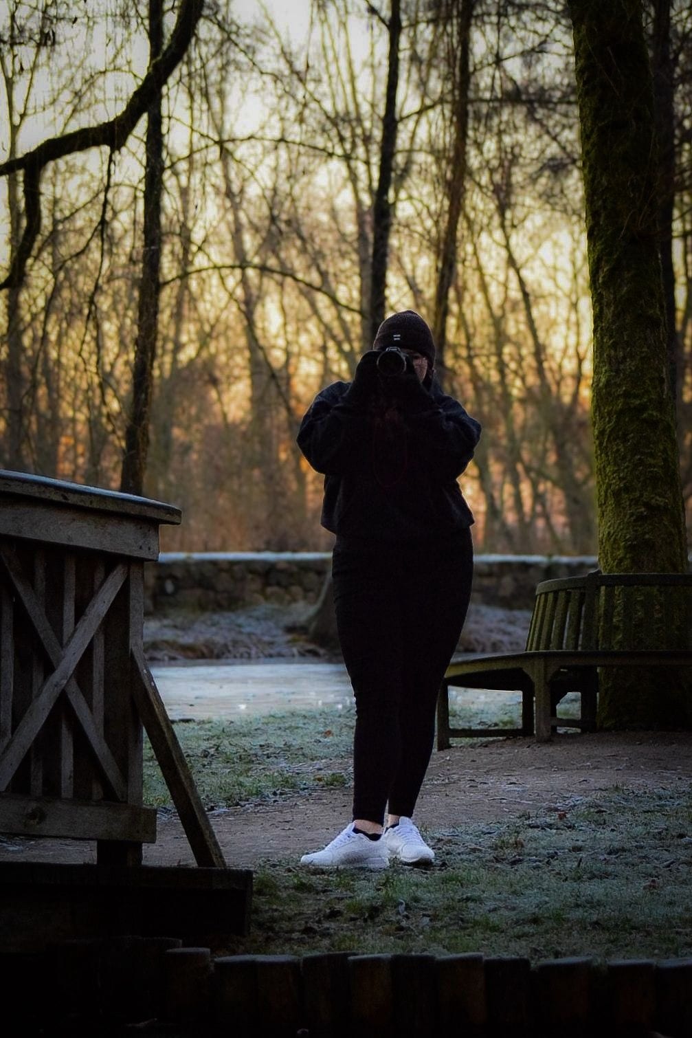 Nele steht vor einem blühenden Baum