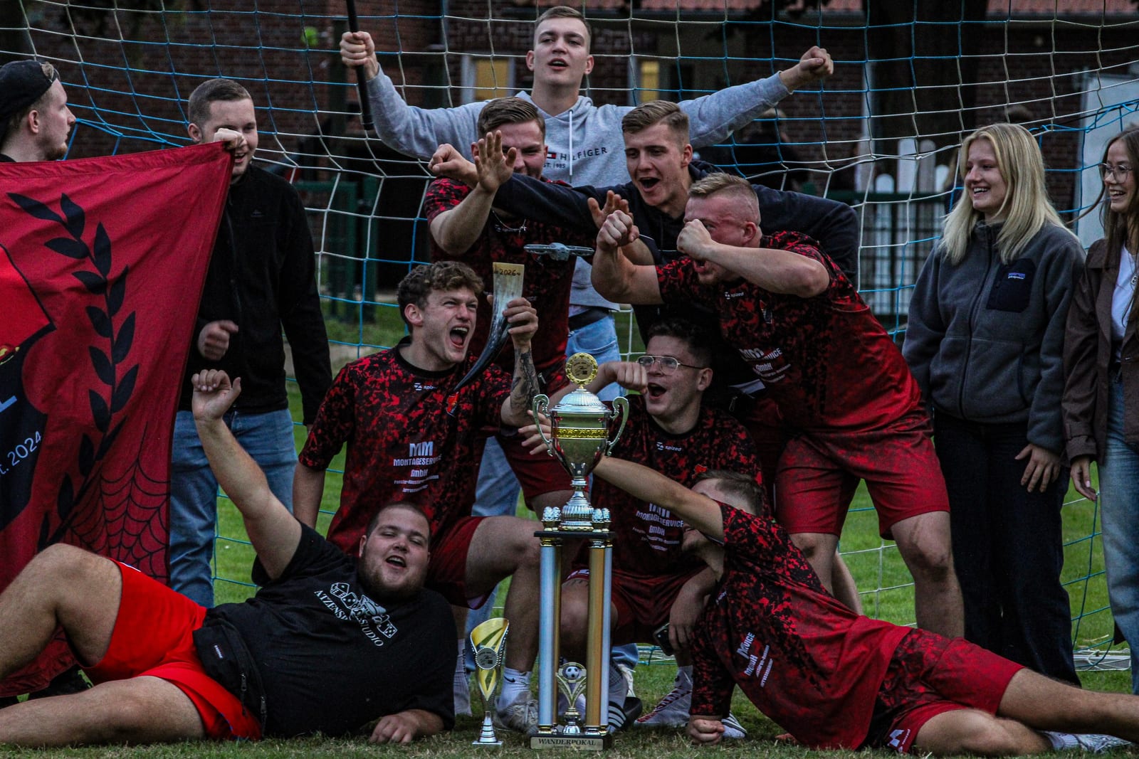 Manschaft feiert den gewonnen Pokal